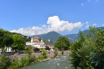 Fototapeta na wymiar Fluss Passer, Promenade in Meran - Südtirol