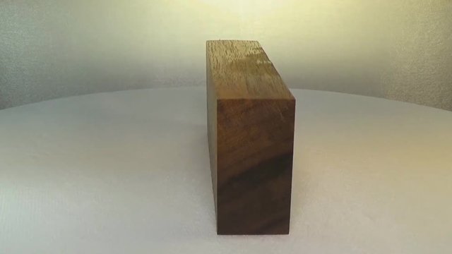 Rotating the block of wood ovangkol.