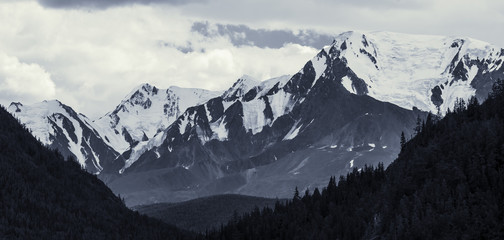 Obraz premium Snow-covered mountain peaks of Altai