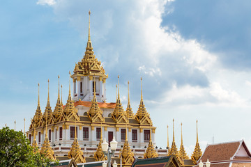 Fototapeta premium Loha Prasat Metal Palace w świątyni Wat Ratchanatdaram Woravihara w Bangkoku w Tajlandii