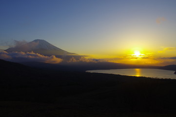 山中湖と富士山
