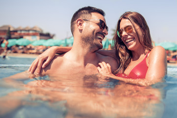 Obraz na płótnie Canvas Couple having fun in swimming pool