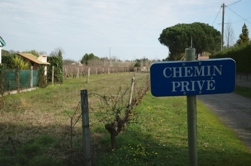 Blue placard "private pathway" in front of a house.