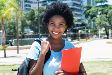 Afrikanische Studentin schaut zur Kamera