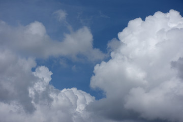 Naklejka na ściany i meble 青空と雲「空想・雲のモンスターたち」何か文句を言う、苦情を言う、苦言を言うなどのイメージ