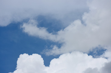 青空と成長する雲など「空想・雲のモンスターたち」飛び出す、突出する、背伸びをして遠くを警戒する、目立つなどのイメージ