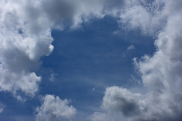 Obraz premium 雲間に広がる青空「空想・雲のモンスターたち（青空を見つめるモンスターのイメージと青空のシルエットが甘いお菓子のようなイメージなど）」未来をあまく見る、あまい夢を見る、成功、可能性、夢を見る、未来創世、楽しい未来、未来を創る、未来を導くなどのイメージ