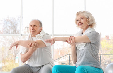 Obraz premium Elderly patients in rehabilitation center. Physiotherapy concept