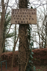 Panel of warning of a "palombière" in a zone of hunting.