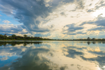 Obraz premium sky at sunset on the lake