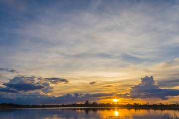 Fototapeta na wymiar sky at sunset on the lake