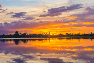 Obraz premium sky at sunset on the lake