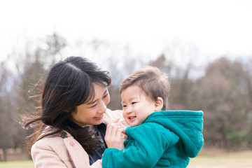 抱きかかえられる子供