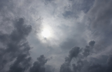 Obraz premium 太陽と青空と雲「空想・雲のモンスターたち」待ちわびる、出迎える、何かが出現しそうな予感、未来、かすむ可能性、不安な感じなどのイメージ