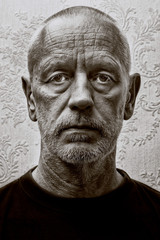 Obraz premium Czarno-biały portret starego małego zielonego Extraterrestre z przenikliwym spojrzeniem i neutralnym wyrazem oczu