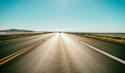Strada nel deserto sotto al sole rovente, orizzonte