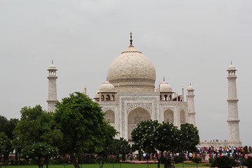 Fototapeta na wymiar Taj mahal in clear blue sky