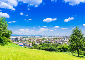 青空が広がる住宅街