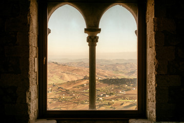 Bifora, finestra medievale su valle
