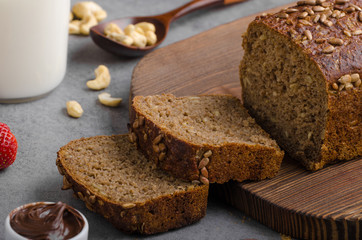Fototapeta na wymiar Nutella spread with wholegrain bread