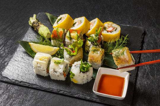 寿司　カリフォルニア巻　American style sushi (California roll)