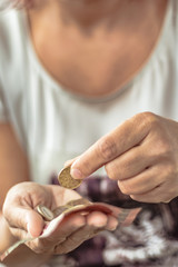 Weibliche Hände zählen Euro Münzen, Fokus am Vordergrund, Textfreiraum