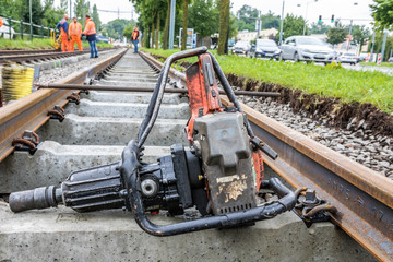 Gleissanierung Schraubmaschine auf Gleisen, Stra&szlig;enbahn