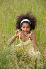 fillette metisse afro dans la nature
