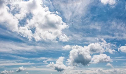 Fotobehang Hemel bewolkte dynamische formatie op een blauwe zomerlucht