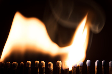 Streichhölzer vor Schwarz, Flamme und Feuer