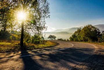Photo sur Plexiglas Destinations countryside road down to the valley at sunrise