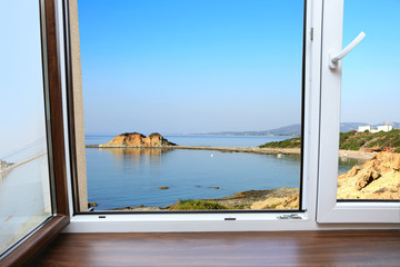 Okno współczesne z widokiem na zatokę morza Śródziemnego.