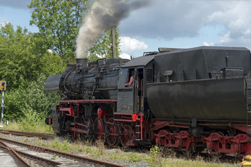 Obraz premium Historyczny pociąg parowy z serii 52