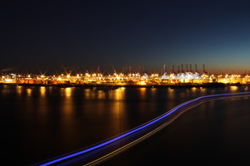 Hamburger Hafen bei Nacht