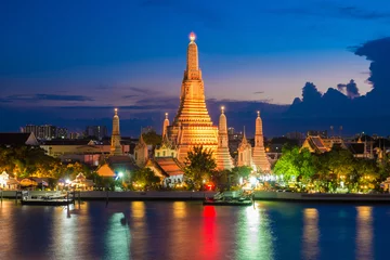 Papier Peint photo autocollant Bangkok Wat Arun au crépuscule après une rénovation complète.