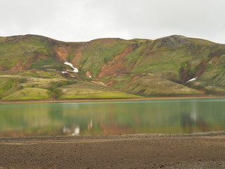 Variation de vert : montagne et lac en Islande