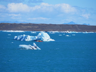 Zodiac au coeur de la lagune glaciaire de Jökulsarlon : bleu intense et glace polaire (Islande)