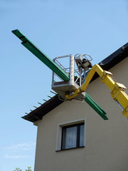 Zwyżka budowlana używana przy pracach remontowych © JDziedzic