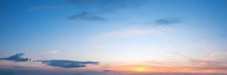 Poster Levendige kleuren panoramische zonsopgang en zonsondergang hemel met wolk op een bewolkte dag. Mooie cirruswolk. Panorama hoge resolutie foto. © tanarch