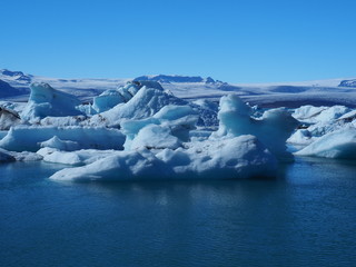 Fototapeta na wymiar Lagune glaciaire de Jökulsarlon : bleu intense et glace polaire (Islande)