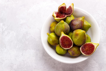 Plate of ripe figs