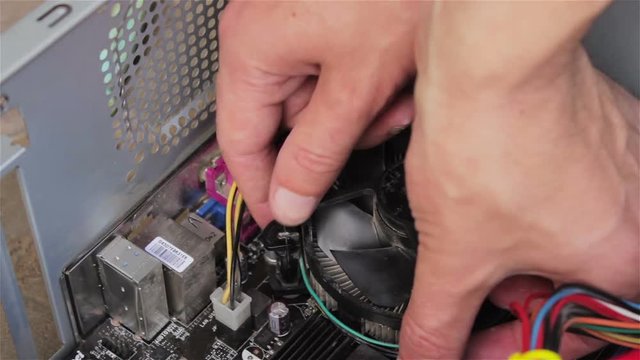 Computer fan install/The master installs a fan in the computer