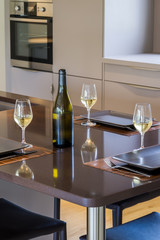 verres de vin servis à table