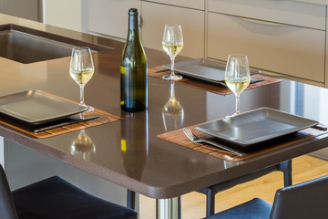 verres de vin servis à table