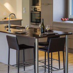 bouteille et verre de vin sur le plan de la cuisine