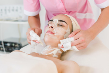 Obraz na płótnie Canvas Facial mask removing at beauty salon