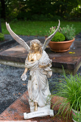 Engel mit ausgebreiteten Flügeln