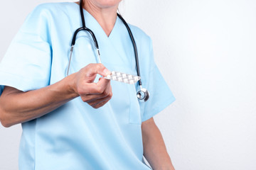 Arzt mit Medikamenten