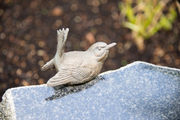 Spatz auf dem Grabstein