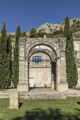 Fototapeta na wymiar old roman arch in Cavaillon, Provence, France